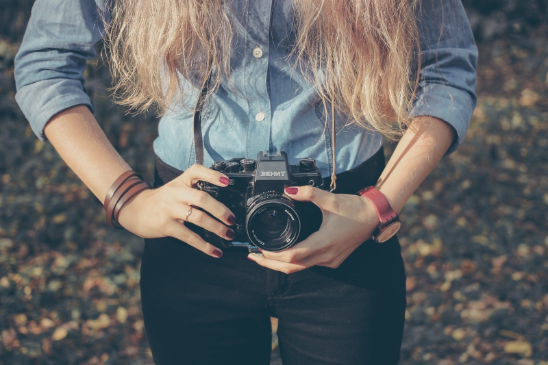 photographe-GAREOULT-min_hand-person-girl-woman-camera-photography-614-pxhere.com